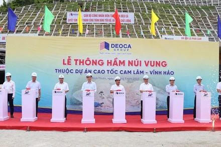 Lãnh đạo Bộ Giao thông vận tải cùng nhà thầu và lãnh đạo địa phương thực hiện nghi thức nhấn nút Lễ thông hầm Núi Vung.