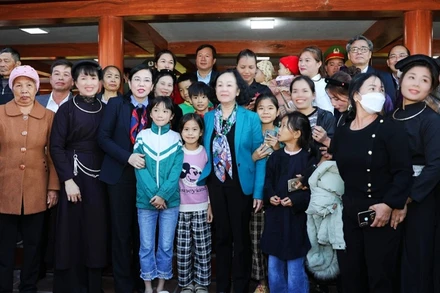 Đồng chí Trương Thị Mai. Ủy viên Bộ Chính trị, Thường trực Ban Bí thư, Trưởng Ban Tổ chức Trung ương và lãnh đạo tỉnh Thái Nguyên dự Ngày hội đại đoàn kết toàn dân tộc tại khu dân cư Mỏ Gà, xã Phú Thượng, huyện Võ Nhai, tỉnh Thái Nguyên.