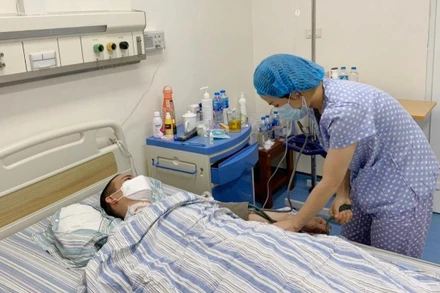 Người bệnh được chăm sóc sau khi ghép tế bào gốc. 