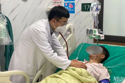 Phó Giáo sư, Tiến sĩ Mai Duy Tôn khám cho người bệnh đột quỵ. 