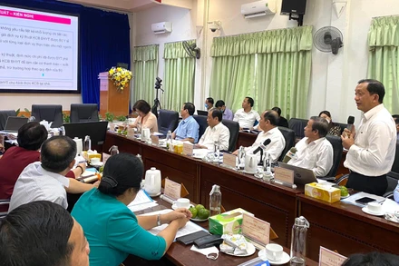 Giám đốc Sở Y tế Thành phố Hồ Chí Minh Tăng Chí Thượng báo cáo trước Đoàn giám sát của Quốc hội.