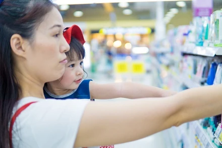 Giành nhiều thời gian trước kệ sữa nhưng không phải lúc nào phụ huynh cũng chọn được cho con loại sữa chuẩn dinh dưỡng.