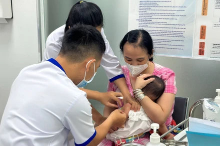 Tiêm phòng vaccine sởi cho trẻ. 