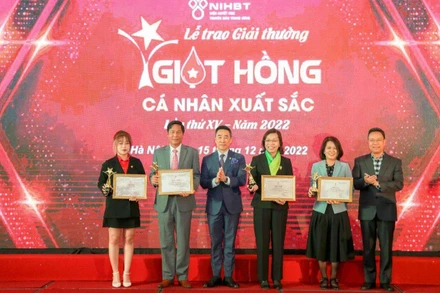 Các tập thể và cá nhân được nhận Giải thưởng Giọt hồng năm 2022.