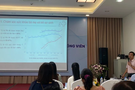 Ông Trần Đăng Khoa, Phó Vụ trưởng Vụ Sức khỏe bà mẹ và trẻ em cung cấp thông tin tại cuộc họp.