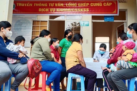 Khám sức khỏe cho bà mẹ, trẻ em.