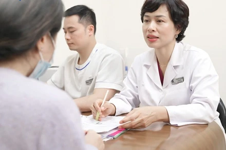 Bác sĩ tư vấn cho gia đình sản phụ.