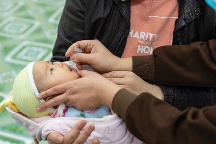 Cho trẻ uống vaccine Rota tại trung tâm y tế. 