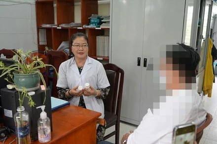 Bác sĩ cấp phát thuốc điều trị Prep cho đối tượng nguy cơ lây nhiễm HIV.