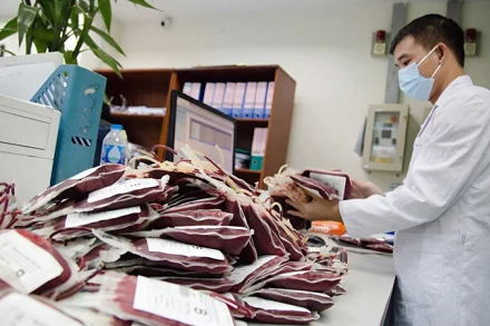 Các bác sĩ Viện Huyết học-Truyền máu Trung ương phân loại máu để hỗ trợ Bệnh viện Huyết học-Truyền máu thành phố Cần Thơ.