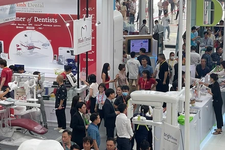 Gần 400 gian hàng giới thiệu những trang thiết bị và vật liệu nha khoa hiện đại nhất trên thế giới.
