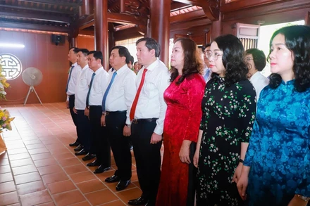 Đồng chí Nguyễn Xuân Thắng và Đoàn đại biểu dâng hoa, dâng hương tưởng niệm cố Tổng Bí thư Lê Hồng Phong. 