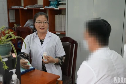 Cấp phát thuốc điều trị cho bệnh nhân 