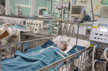 Bệnh nhi đang được cấp cứu tại Bệnh viện Nhi Trung ương.
