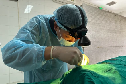 Bác sĩ thực hiện lấy giác mạc của người hiến.