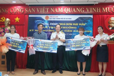 Các cá nhân được trao giải ‘‘Hóa đơn may mắn’’ đợt đầu tiên tại Cục Thuế Thành phố Hồ Chí Minh.