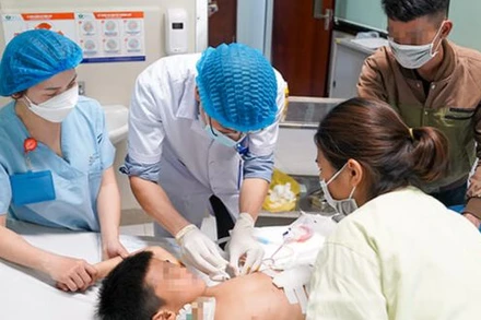 Bệnh nhi đang được các bác sĩ thăm khám sau phẫu thuật.