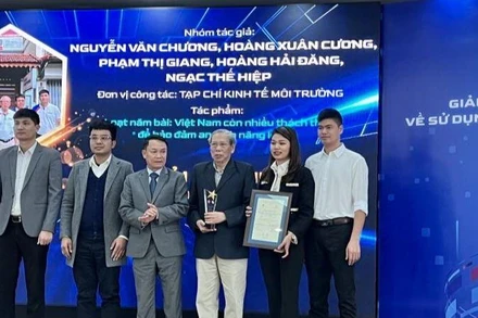 Nhóm tác giả có tác phẩm đoạt giải Đặc biệt.