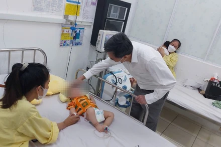 Thứ trưởng Y tế Trần Văn Thuấn kiểm tra công tác phòng, chống sởi tại Bệnh viện Phụ Sản Nhi Đà Nẵng. 