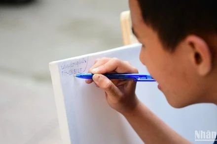 Trẻ có niềm yêu thích với vẽ cây cầu. (Ảnh: SƠN TÙNG)