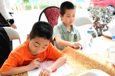 Trẻ tự kỷ có nhiều em có khả năng thiên bẩm như vẽ, hát, học ngoại ngữ... (Ảnh: Báo Nhân Dân)