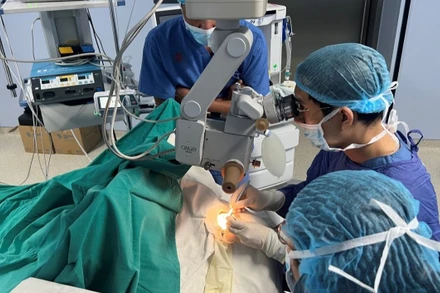 Các bác sĩ ghép giác mạc cho người bệnh. 