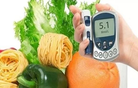 Người bệnh đái tháo đường nên duy trì đo đường huyết thường xuyên dịp Tết Nguyên đán. (Ảnh minh họa)