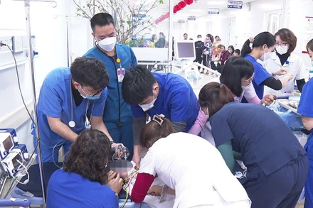 Các y, bác sĩ cấp cứu cho bệnh nhi ngừng tuần hoàn.