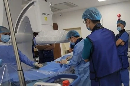 Can thiệp bằng hệ thống ECMO Cardiohelp cứu sống bệnh nhân viêm cơ tim.