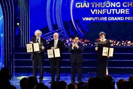 Thủ tướng Phạm Minh Chính trao giải cho các tác giả đạt giải VinFuture năm 2021.