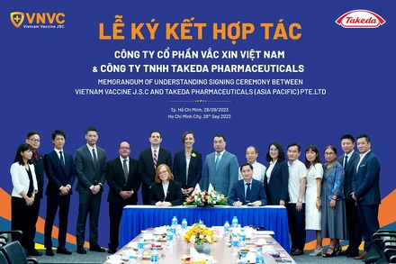 Đại diện Công ty TNHH Takeda Pharmaceuticals và đại diện Hệ thống tiêm chủng VNVC ký kết biên bản ghi nhớ hợp tác chiến lược hôm 28/9 tại Thành phố Hồ Chí Minh.
