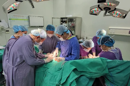 Các bác sĩ phẫu thuật cho bệnh nhi.