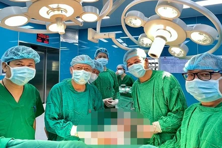 Các bác sĩ loại bỏ thành công khối u cho người bệnh.