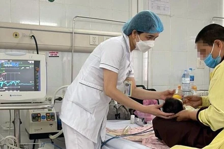 Bé V. được chăm sóc, điều trị tích cực tại Bệnh viện Đa khoa Đông Anh.