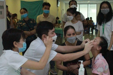 Bác sĩ khám sàng lọc cho các ca bệnh.