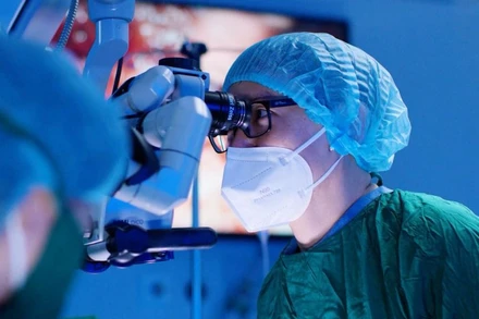 Thạc sĩ, bác sĩ Đinh Hữu Việt phẫu thuật Micro TESE cho bệnh nhân.