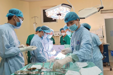 Các bác sĩ phẫu thuật lấy thai cho sản phụ. 