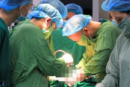 Bác sĩ can thiệp cho sản phụ.