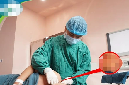 Bác sĩ xử trí tổn thương cho trẻ. 