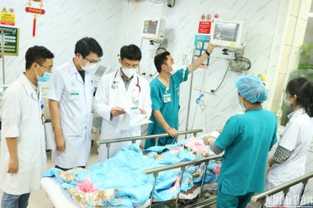 Phó Giáo sư, Tiến sĩ Mai Duy Tôn, Giám đốc Trung tâm Đột quỵ, Bệnh viện Bạch Mai hội chẩn ca bệnh đột quỵ não. Ảnh: TRẦN LAM