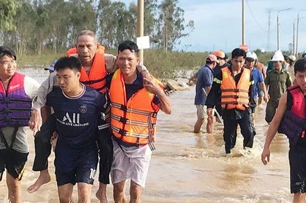 Cụ Năm được lực lượng công an ứng cứu kịp thời.