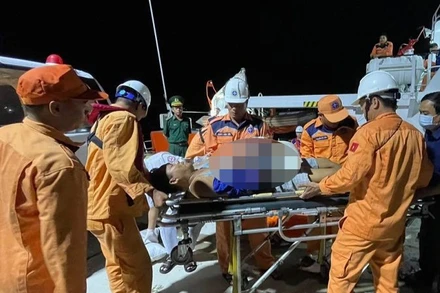 Thuyền viên được đưa về bờ cấp cứu, bảo đảm an toàn tính mạng. 
