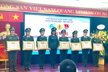 Hội phụ nữ Cục Xuất nhập cảnh nhận Bằng khen của Hội Phụ nữ Công an nhân dân, vì đã có thành tích xuất sắc trong công tác Hội và phong trào Phụ nữ năm 2022.