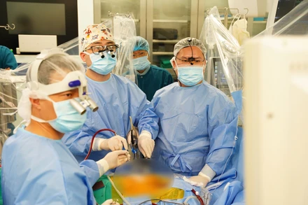 Các bác sĩ can thiệp cho bệnh nhi. 