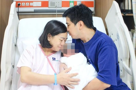 Hạnh phúc làm cha mẹ của cặp vợ chồng hiếm muộn. 