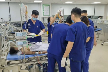 Các bác sĩ tiến hành cấp cứu cho bệnh nhân.