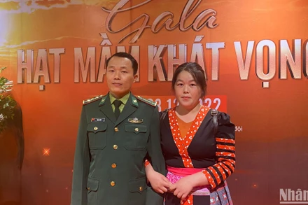 Vợ chồng chị Hờ Thị Vá và anh Sùng A Dình (34 tuổi), dân tộc Mông. (Ảnh: THU PHẠM)