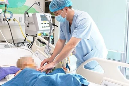 Tiến sĩ, bác sĩ Đặng Ánh Dương, Trưởng khoa Điều trị tích cực Ngoại khoa thăm khám cho bệnh nhi.