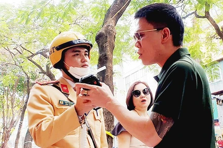 Kiểm tra nồng độ cồn. (Ảnh minh họa)