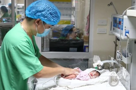Em bé được chăm sóc tại Bệnh viện Phụ sản Trung ương.